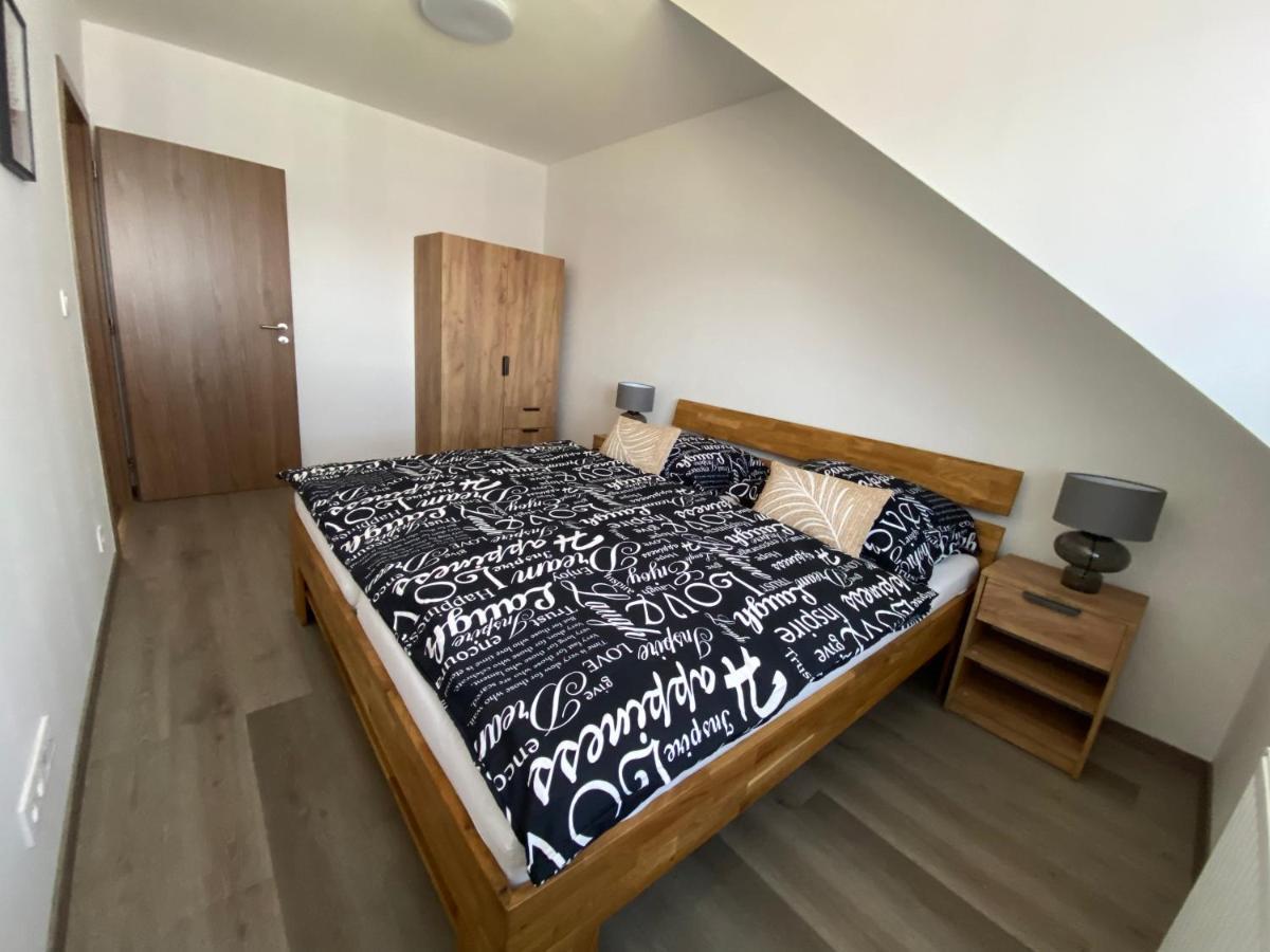 Cerna Ruze- Apartman 5 Pilsen Exterior foto